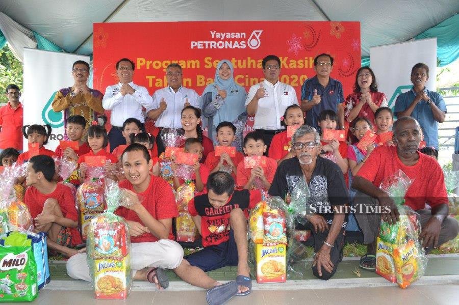 100 underprivileged folk receive 'ang pau' and hampers from Petronas