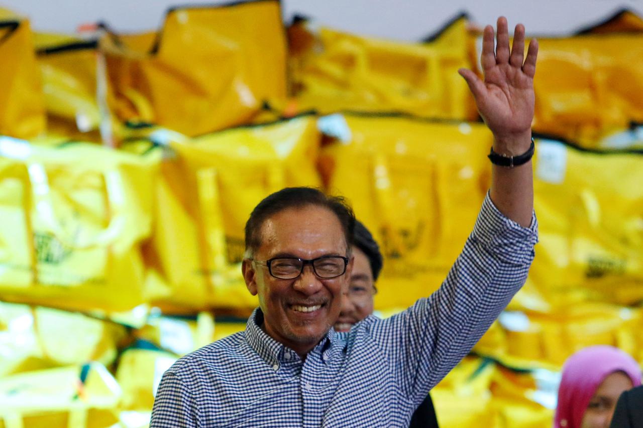 Power transition: Anwar inclined to wait until after APEC; PH to decide on Feb 21