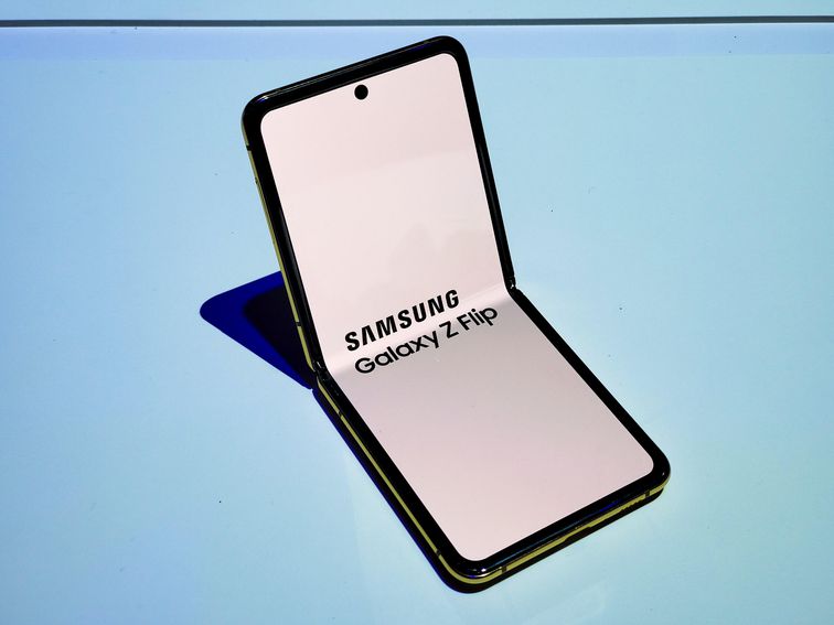Galaxy Z Flip: Selfie camera, one-handed use, early concerns (ongoing review)