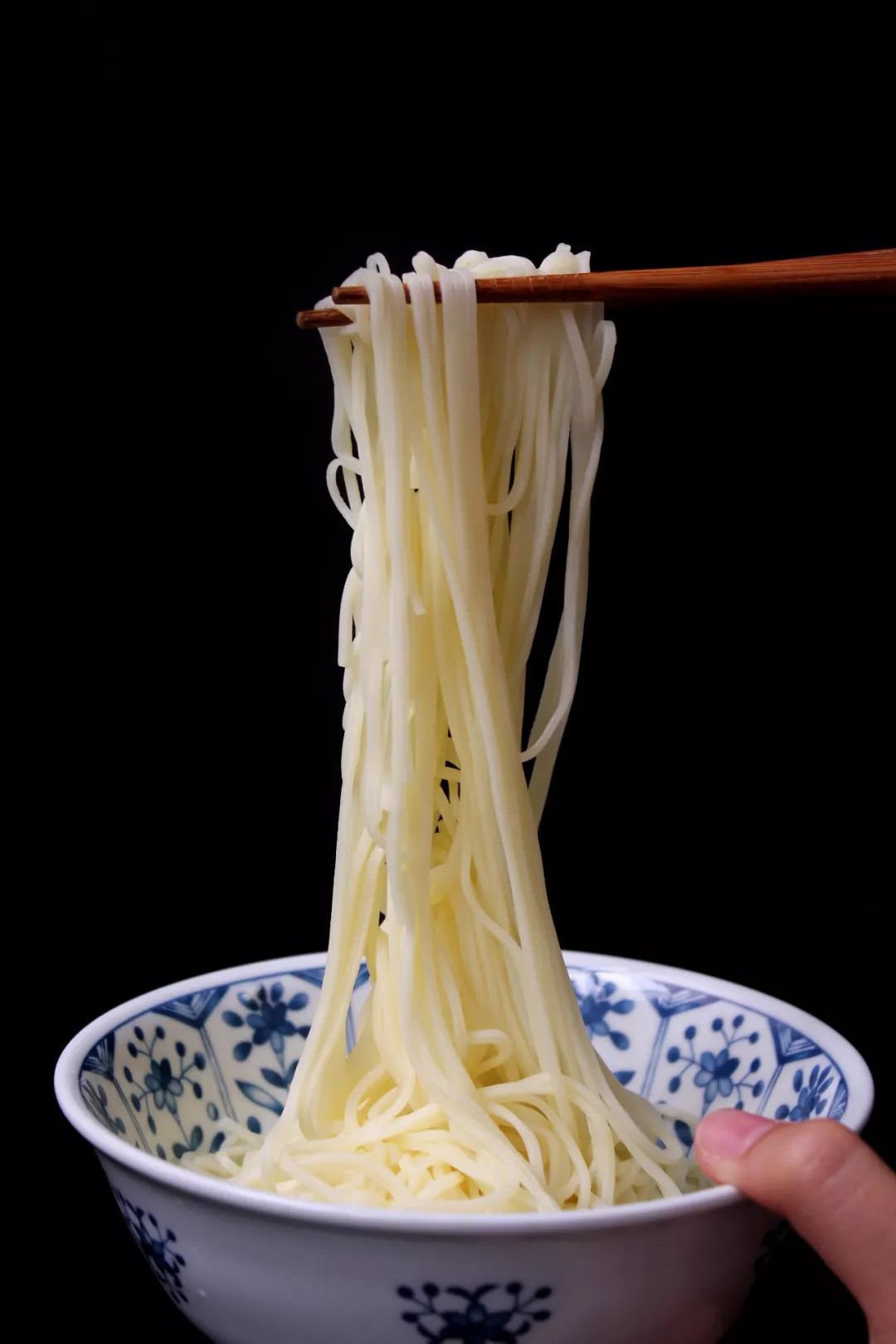 你吃普通葱油面，我吃葱油椒麻拌面