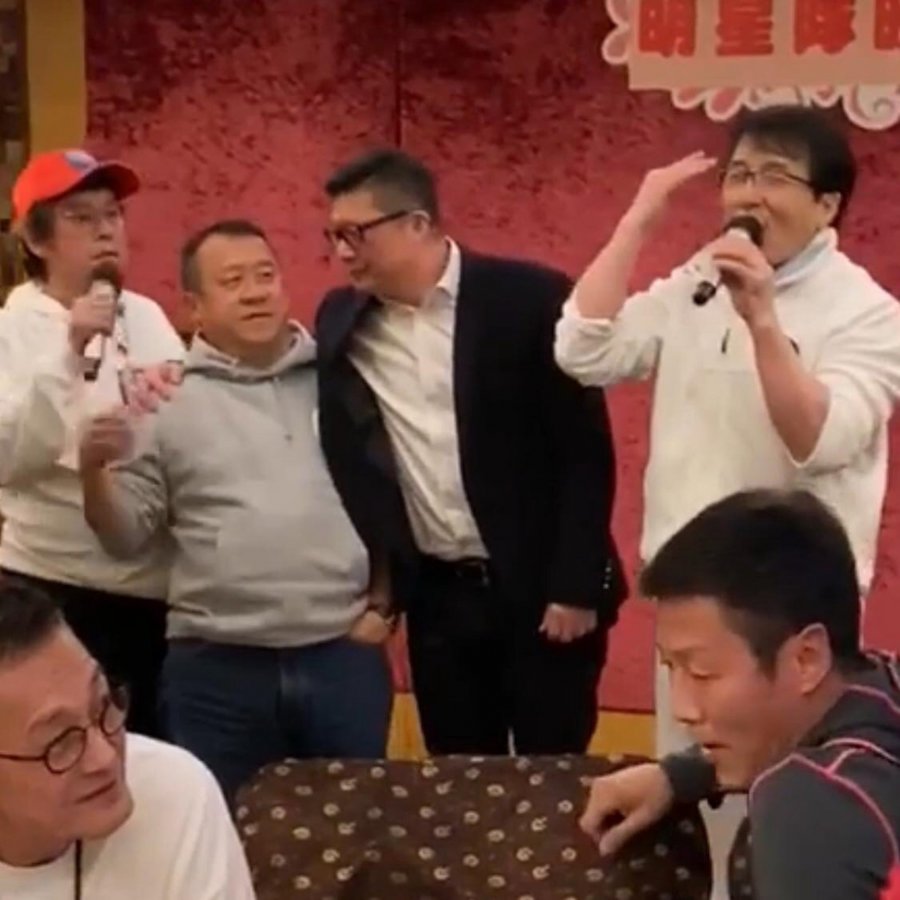 成龙与警餐叙照疯传　中国网民喊举报：不要命吗？