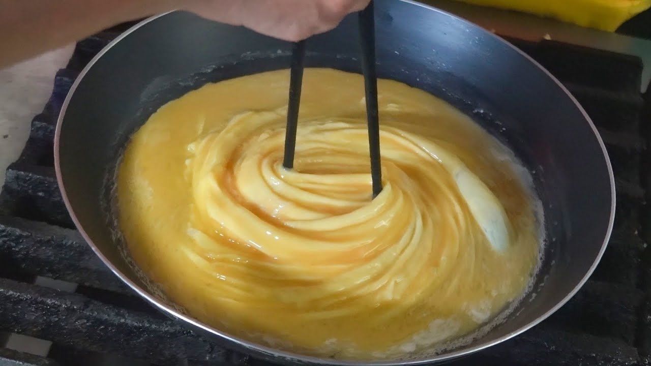 How to Make Omelette Rice / 漩涡蛋包饭 - Taiwanese Street Food