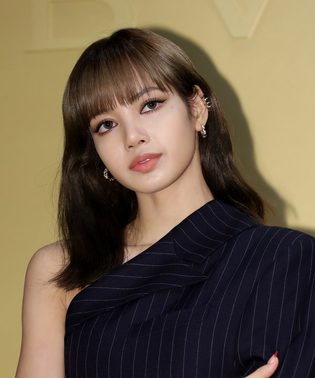 Blackpink's Lisa Is Making a Case For This Controversial Shoe Trend ...
