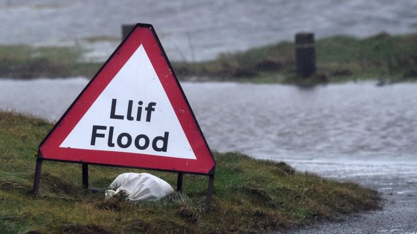 Firefighters rescue people from cars in Dolgellau floodwater