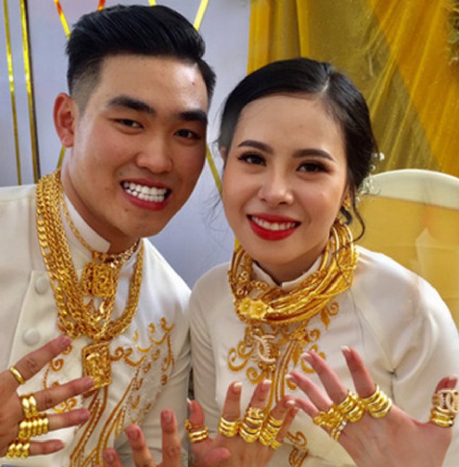 越南网美婚礼大送金饰　新人花40分钟才戴完