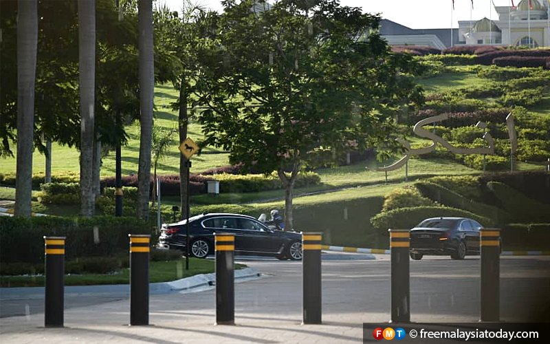 Movements at Istana Negara ahead of Dr M’s expected audience with king
