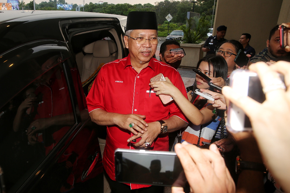 Umno sec-gen confirms president Zahid among those meeting Yang di-Pertuan Agong