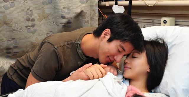 王力宏娇妻李靓蕾抱三个儿女沙发上合影，倡导素食生活却遭粉丝反对