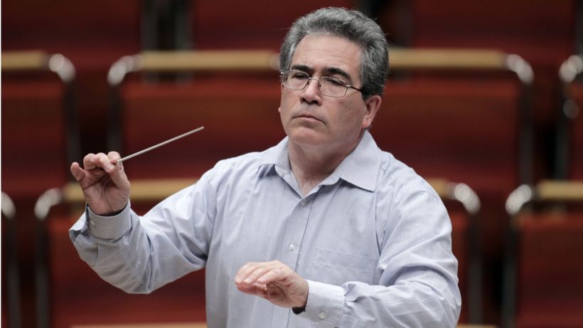 Verdi opera: Conductor stops performance over 'phone miscreants'