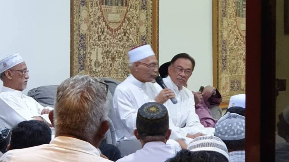 Anwar Ibrahim says he has been betrayed by Pakatan Harapan partners amid talk of new ruling coalition