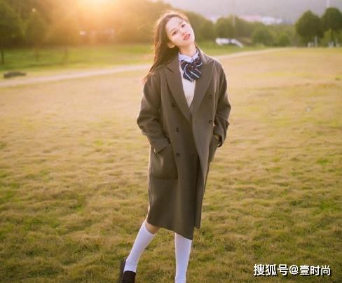 张婧仪不愧是17年最美艺考生，一身校园制服清纯又甜美，太耐看了