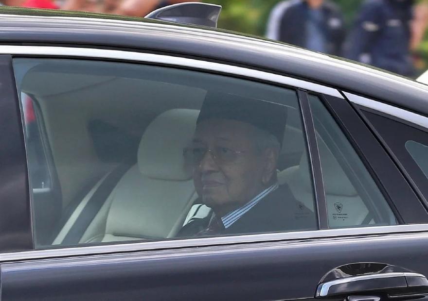 Malaysia's Mahathir returns as interim PM amid political uncertainty