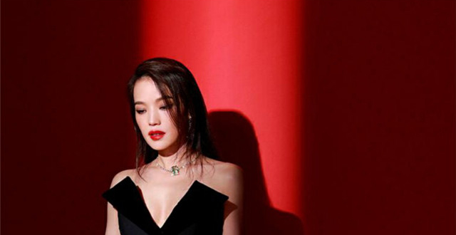 舒淇宅在家中晒与侄女合影，素颜出镜依旧十分能打