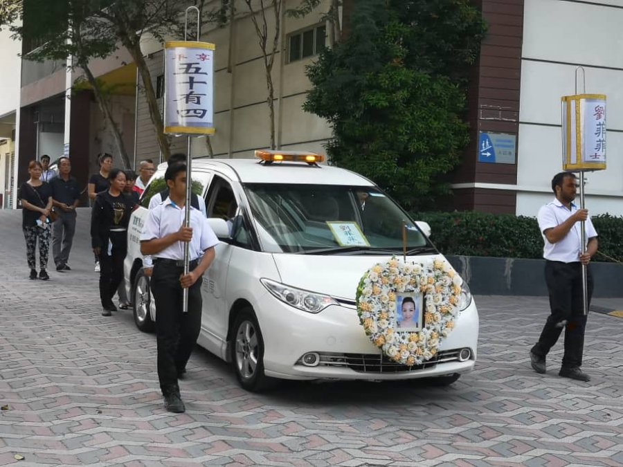 遭杀害中国女商出殡　场面庄严感伤