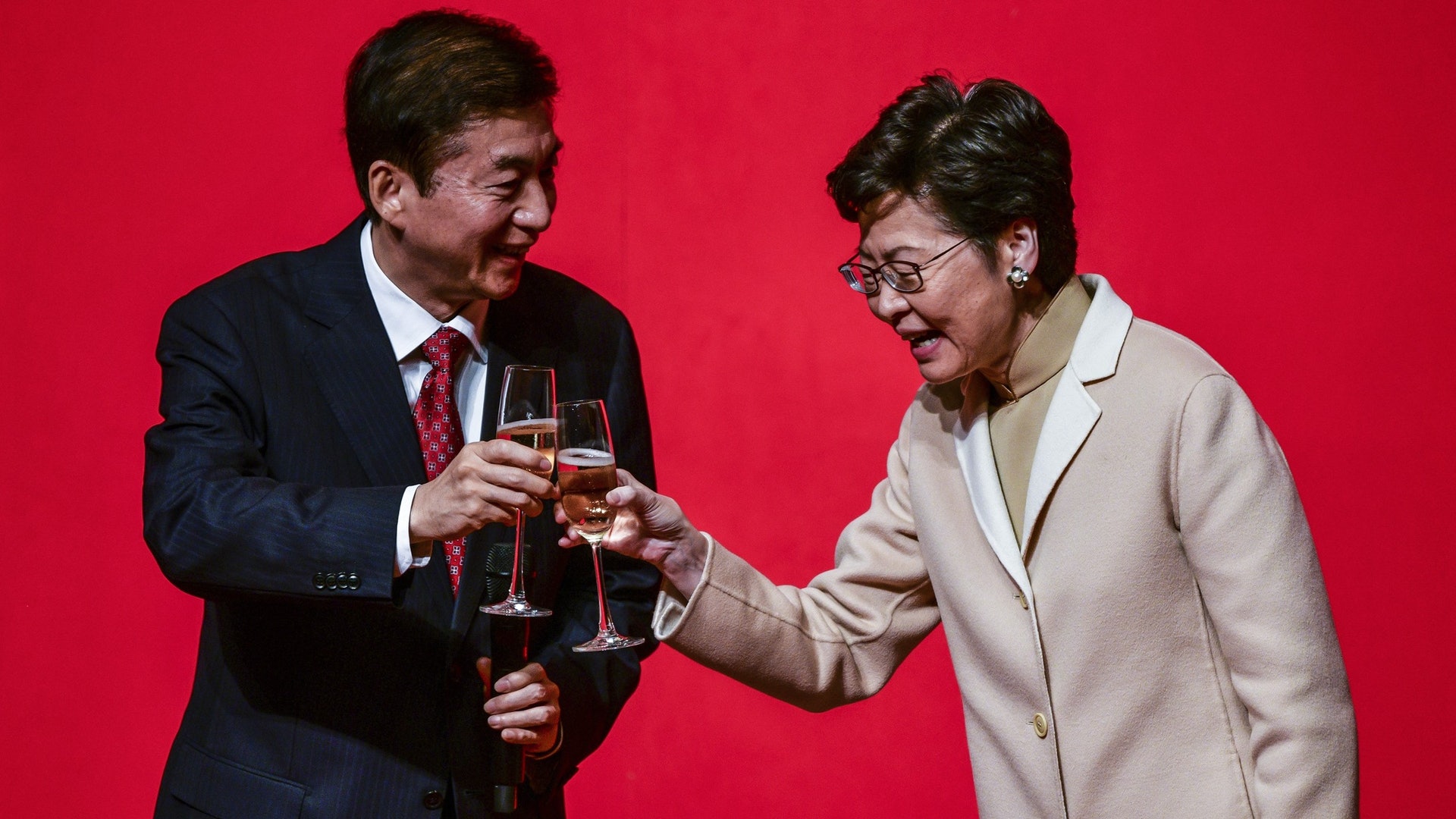体制惯性根深蒂固 夏宝龙骆惠宁治港面临挑战