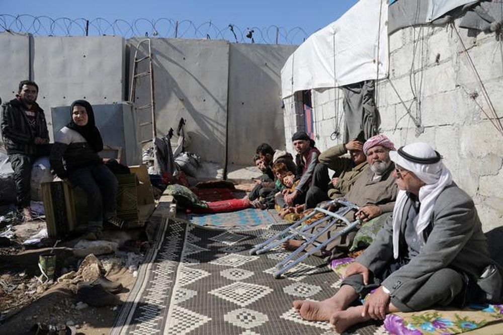 Battle rages over strategic Syrian town of Saraqeb as humanitarian catastrophe unfolds