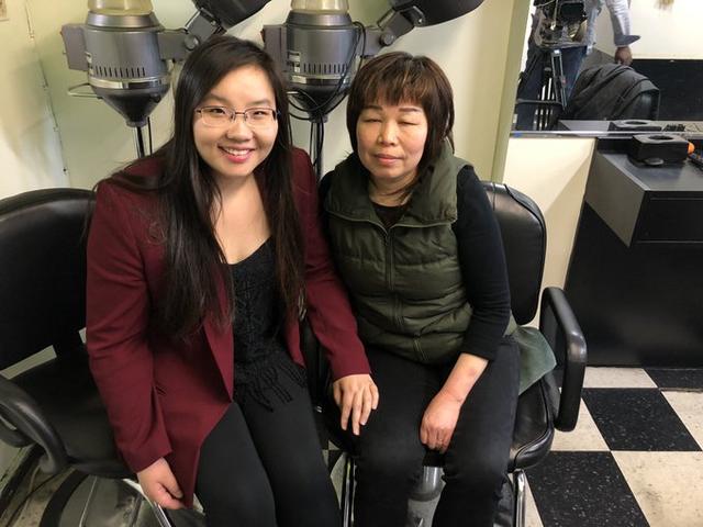 华裔妇女光天化日被黑人抢劫，誓死保护钱包被拖行心存阴影（组图）