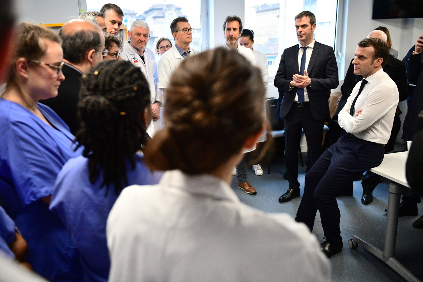France warns against handshakes as corona infections soar