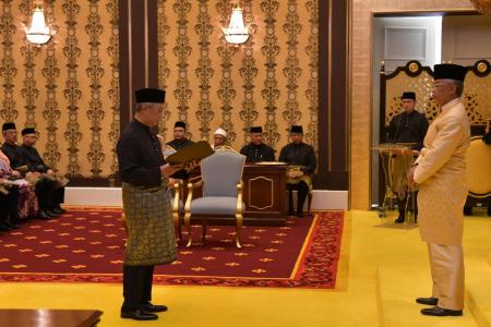Malaysia's new PM sworn in as Mahathir fights on