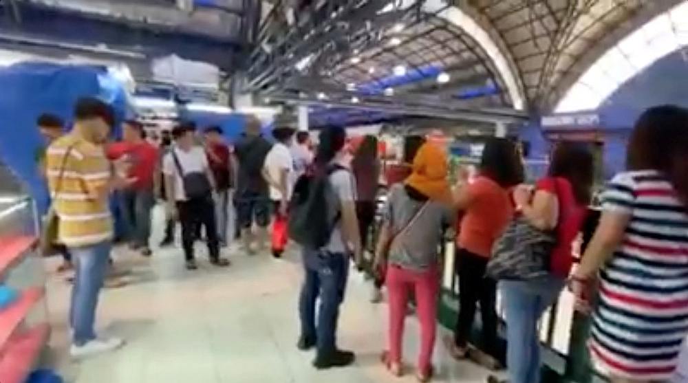 Sacked security guard holds dozens hostage at Philippine mall, one wounded