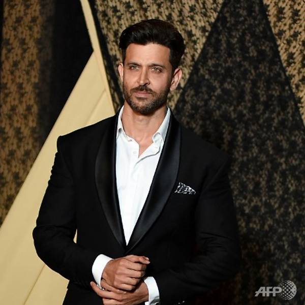 Bollywood star Hrithik Roshan ready for Hollywood, signs with US agency