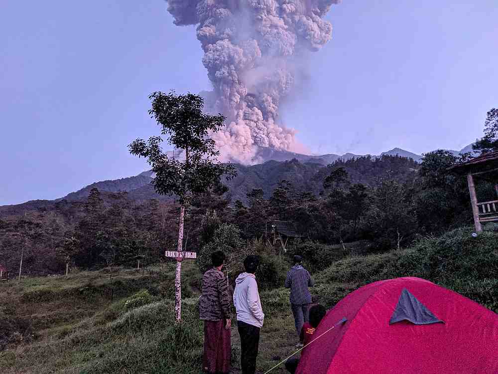 Erupting Indonesian volcano spews massive ash cloud
