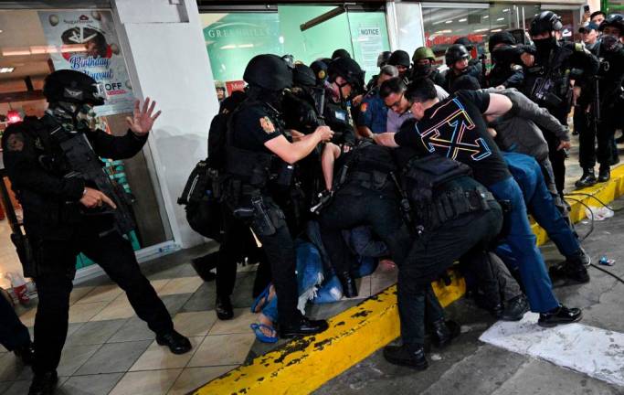 Manila mall hostage-taker surrenders