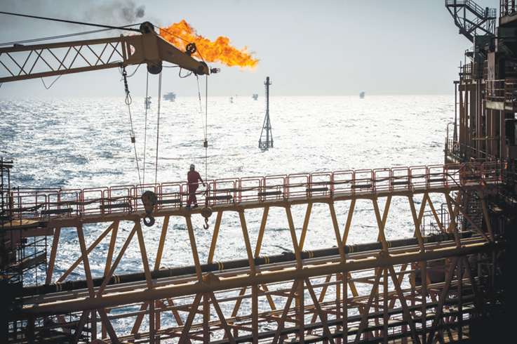 Oil falls most since Gulf War as Saudi starts price war