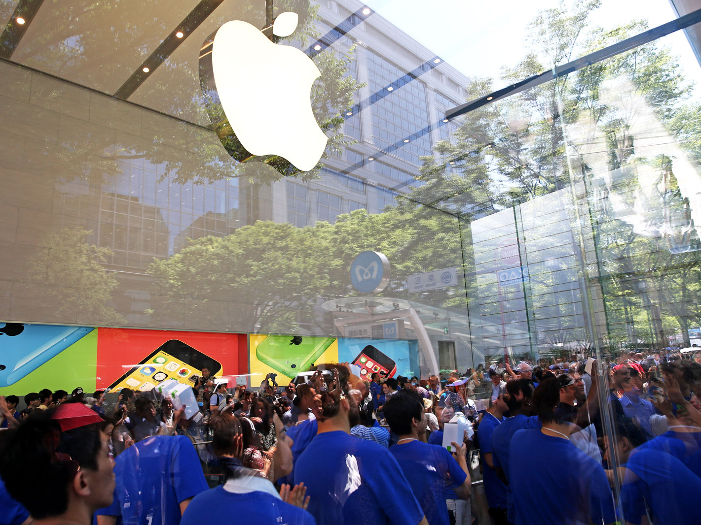 Apple is telling retail store workers to expect a limited supply of replacement iPhones for the next several weeks