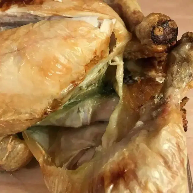 英国超市频现绿色鸡肉，客人恶心不已！官方：鸡生前翅膀拍多了（组图）
