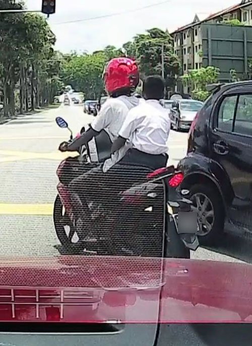 儿子没戴头盔 骑士闯红灯险被撞
