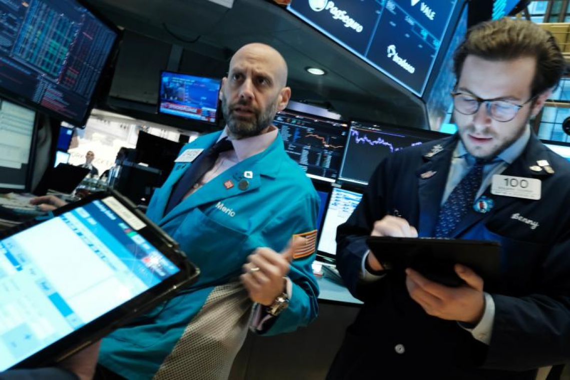 White House plays down US coronavirus concerns as stock markets plunge