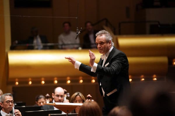 Review: A Conductor Makes His Philharmonic Debut, at Last