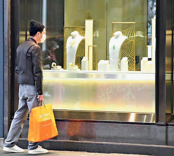 ◤全球疫急◢受疫情影响停工 张家辉出关买电脑