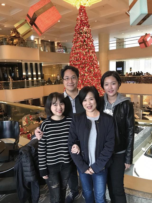 53岁女星自曝辛酸家事，小女儿患血癌晚期确诊，坚持化疗终痊愈