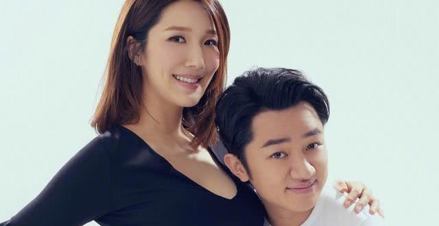 王祖蓝晒李亚男母女童年对比照，直呼傻傻分不清，庆祝女儿像妈妈