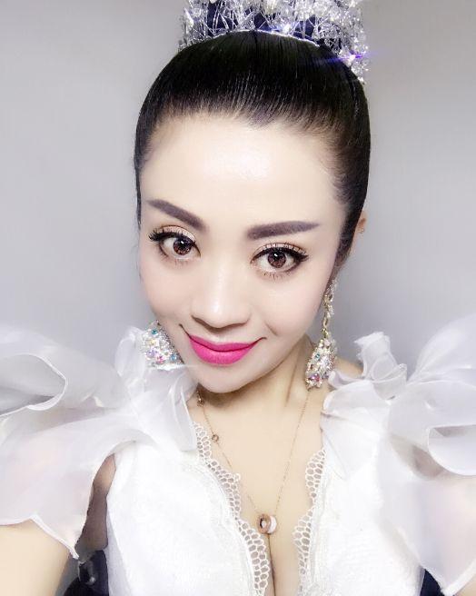 王小利前妻近照曝光，穿泳装秀好身材，头戴鸡蛋花妆容精致