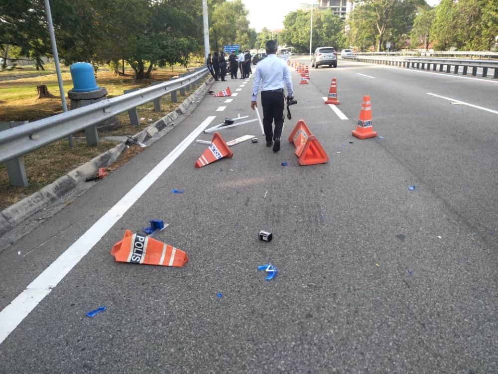 Distracted Grab driver hits police roadblock on Penang highway