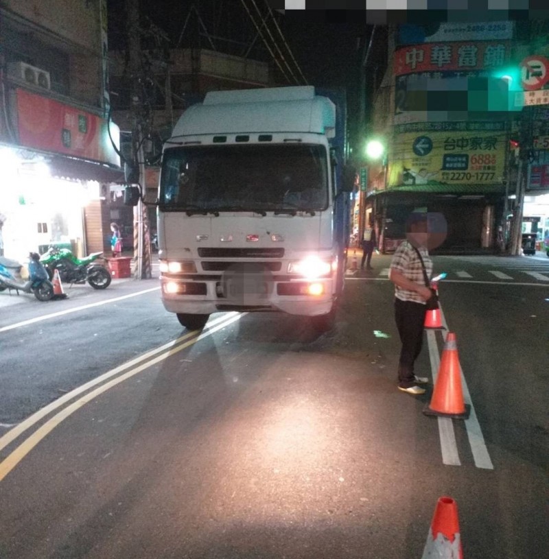 货车勐撞摩托车·儿子目睹妈妈卡车底亡