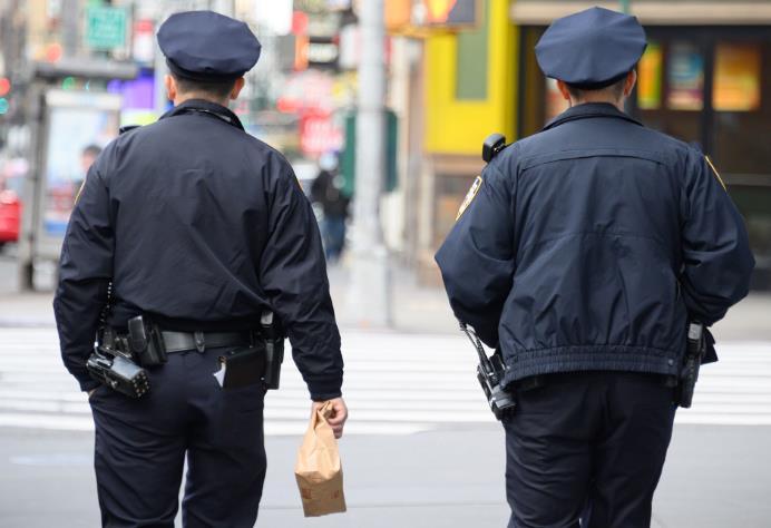 美国纽约市新冠肺炎确诊病例破2万 3200名警察请病假