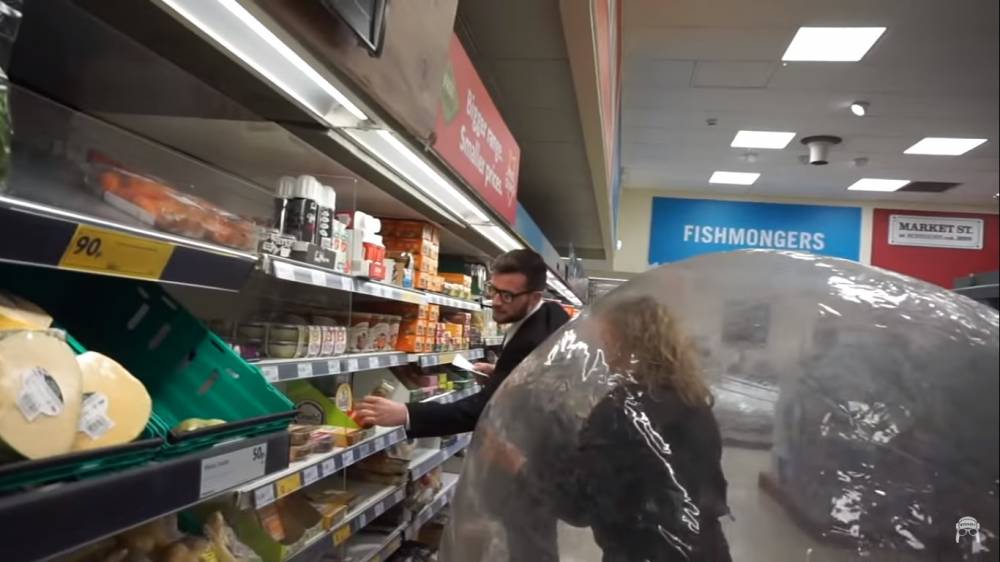 英妇女躲进太空球一路滚进超市！只因为太害怕冠状病毒但又想出门！