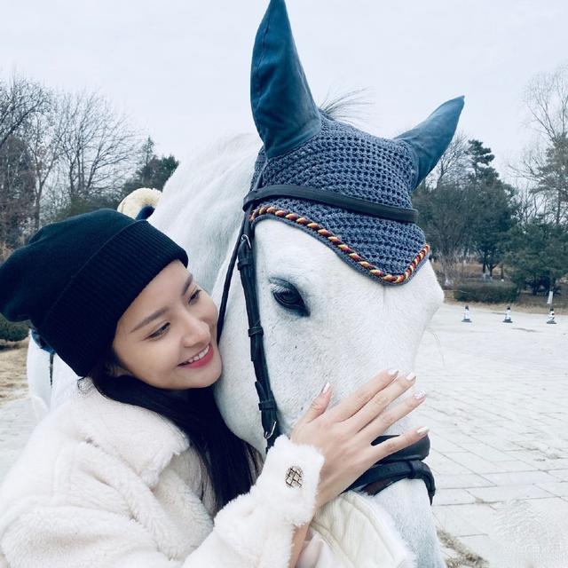 赖雨濛昔日单眼皮旧照曝光！模样差距太大，被质疑整容