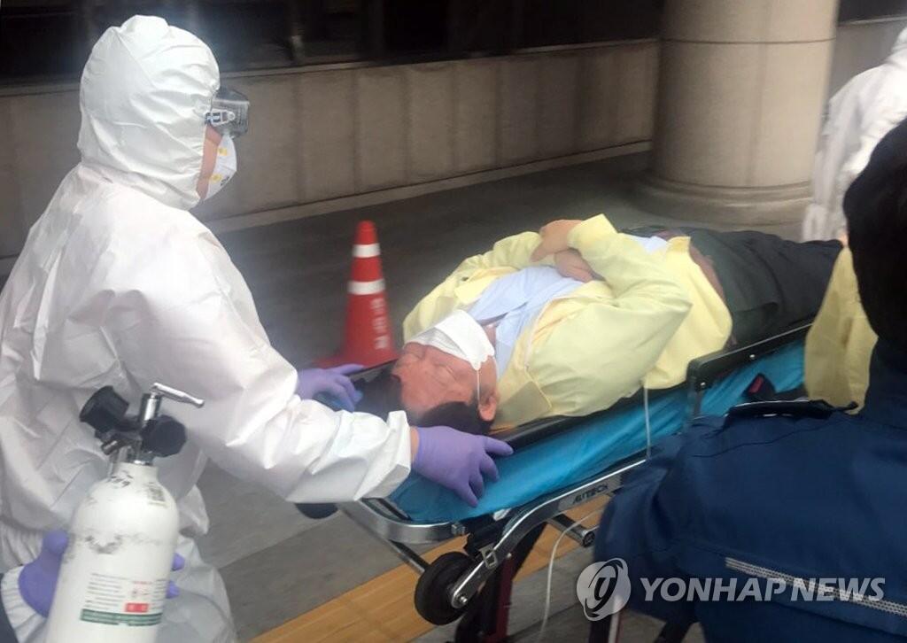 韩大邱市长和议员发生口角期间晕倒，此前曾睡30多天行军床