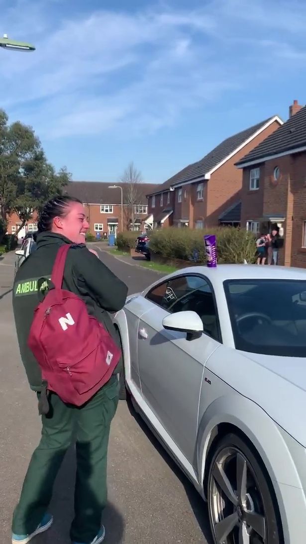 Coronavirus: Paramedic bursts into tears when her whole street claps as she goes to work