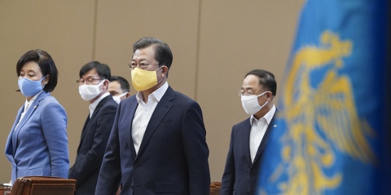 文在寅宣布向韩国七成家庭发钱：四口之家给100万韩元