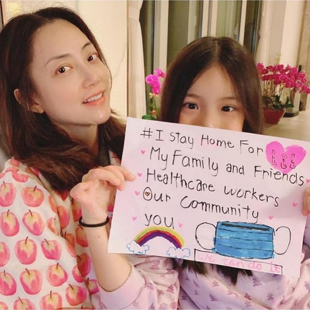 霍汶希素颜晒与女儿亲密合影 晒画呼吁家中避疫