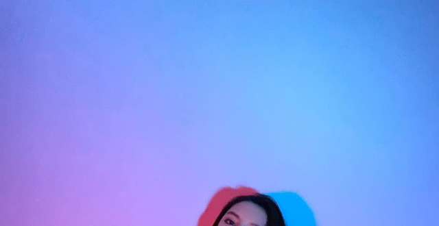 她被称王思聪“最美前任”，身穿灰绿格纹西服套装，帅气简洁
