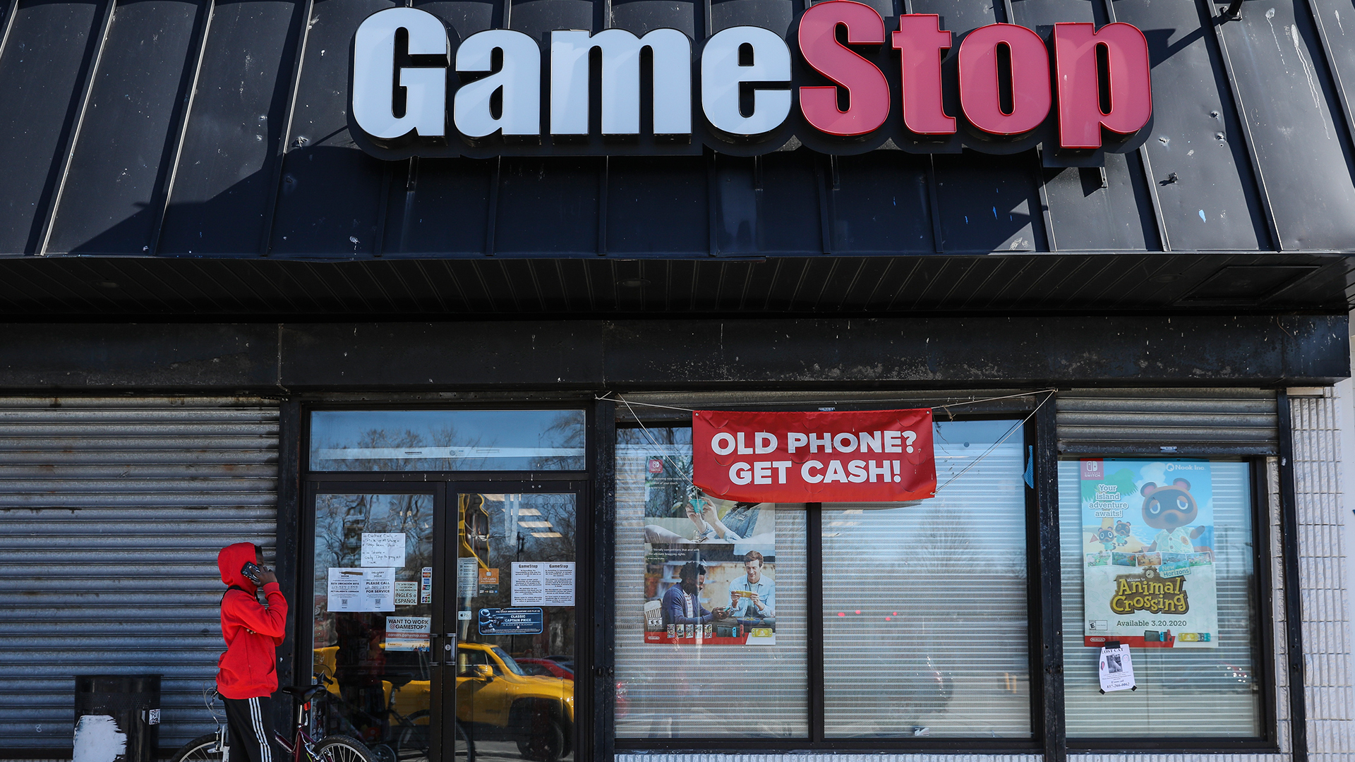 GameStop Employees Reportedly Told to Use Plastic Bags as Gloves During COVID-19 Pandemic