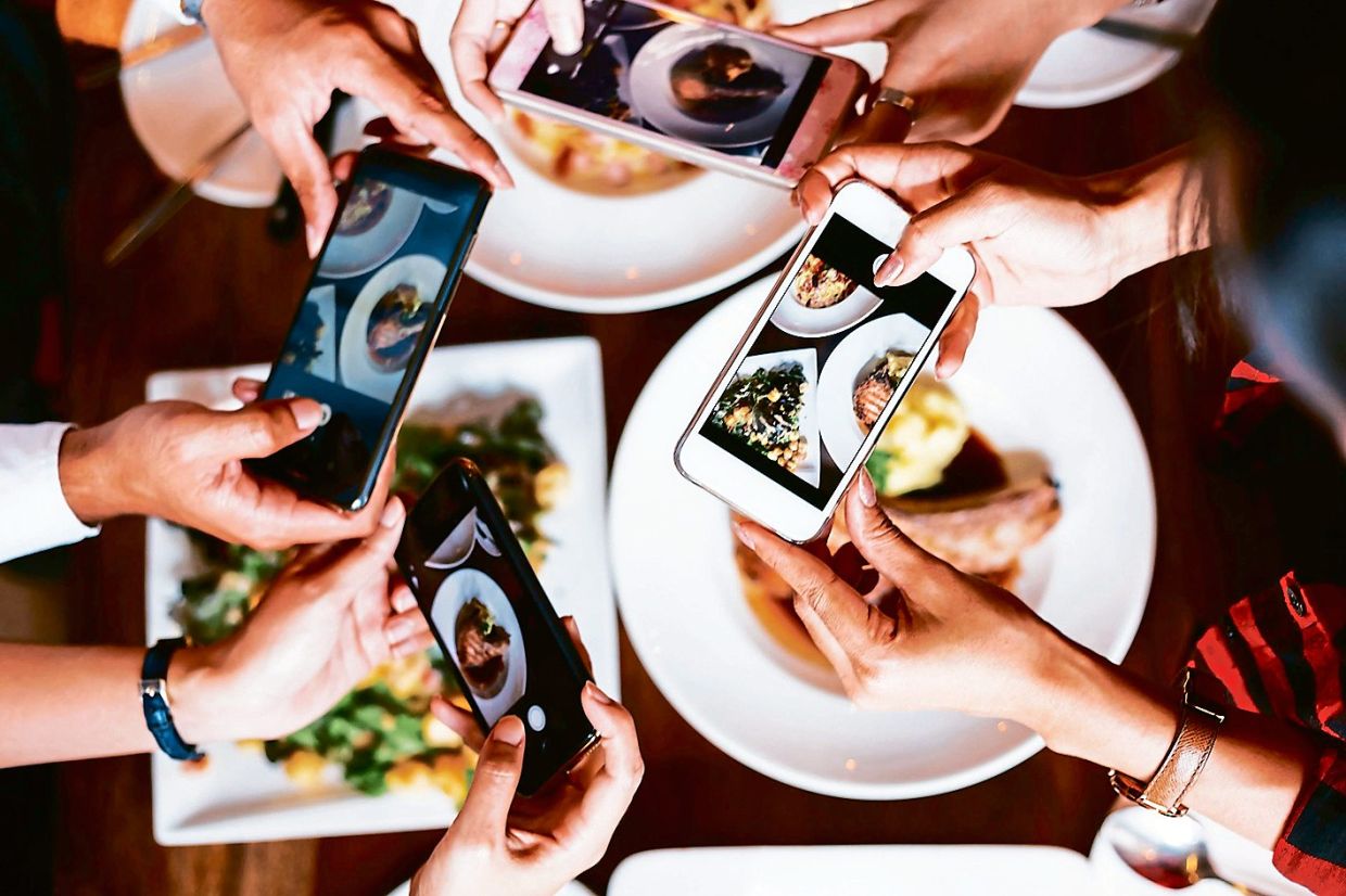 How social media influences our food choices