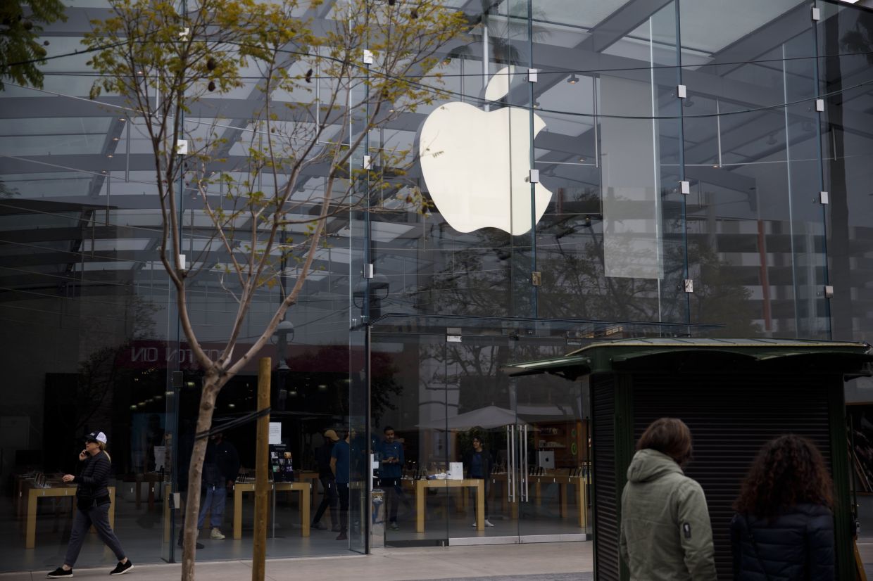 Apple tells staff US stores to remain closed until early May